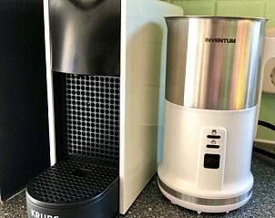 Koffiecorner met moderne apparatuur in Huisje Bloesem, chalet in Formerum, Terschelling, Waddeneilanden.