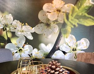 Decoratieve bloesemtafel in Huisje Bloesem, vakantiehuis in Formerum, Terschelling, Waddeneilanden.