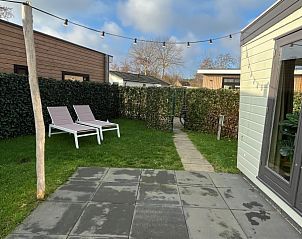 Zonnig terras met ligstoelen bij Huisje Bloesem, een chalet in Formerum, Terschelling, Waddeneilanden.
