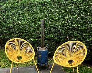 Gezellig zithoekje in de tuin van Huisje Bloesem, vakantiehuis in Formerum, Terschelling, Waddeneilanden.