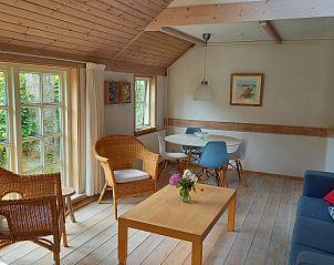 Lichte zithoek in Heestervin appartement, Hee, Terschelling met uitzicht op de tuin.