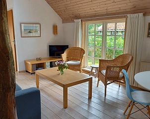 Eethoek en zithoek in Heestervin appartement, Hee, Terschelling voor ontspannen maaltijden.