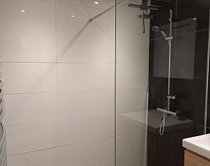 Moderne badkamer met inloopdouche in Heestervin appartement, Hee, Terschelling.