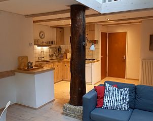 Open keuken en woonkamer in Heestervin appartement, Hee, Terschelling voor gezellig samenzijn.