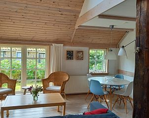 Ruime woonkamer met veel licht in Heestervin appartement, Hee, Terschelling.