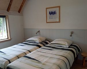 Comfortabele slaapkamer met twee bedden in Heestervin appartement, Hee, Terschelling.