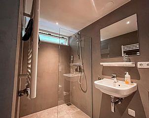 Moderne badkamer in Huisje in Hoorn Terschelling, vakantiehuis op Terschelling, Waddeneilanden.