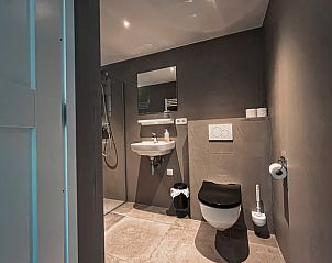 Stijlvolle badkamerfaciliteiten in Huisje in Hoorn Terschelling, vakantiehuis op Terschelling, Waddeneilanden.