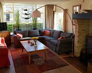 Sfeervolle binnenruimte van De Sjouw, vakantiehuis in Hoorn, Terschelling, met ruime zithoek.