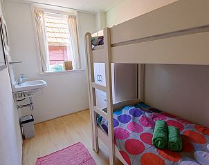 Kinderkamer in De Sjouw, Hoorn, Terschelling, met stapelbed en vrolijke inrichting.
