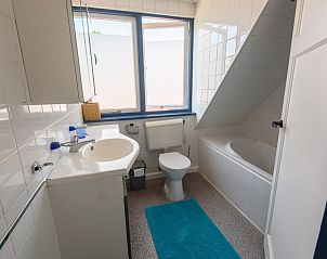Moderne badkamer in De Sjouw, vakantiehuis in Hoorn, Terschelling, met ligbad en natuurlijke lichtinval.