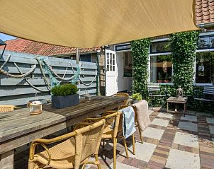 Buitenterras van De Sjouw, vakantiehuis in Hoorn, Terschelling, ideaal voor buiten dineren.