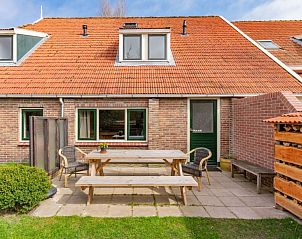 Ruim terras met zitgelegenheid bij Haas 2, vakantiehuis in Hoorn, Terschelling voor buitenplezier op de Waddeneilanden.