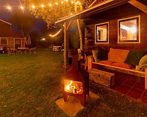Sfeervol verlichte tuin met open haard bij appartement Haas 2, Hoorn, Terschelling voor een gezellige avond op de Waddeneilanden.