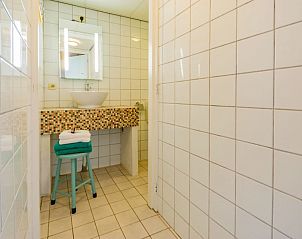 Stijlvolle badkamer in vakantiehuis Haas 2, Hoorn, Terschelling met moderne voorzieningen voor een comfortabel verblijf.