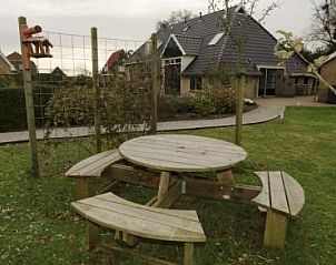 Picknicktafel in de tuin van Boerderij vakantiehuis, Hoorn, Terschelling, Waddeneilanden.