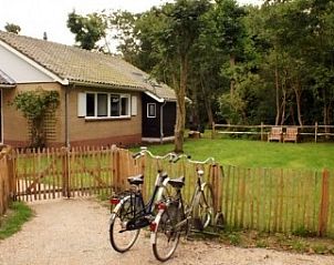 Charmant vakantiehuis Oosterkooi in Hoorn, Terschelling met fietsen bij de ingang.