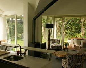 Gezellige binnenruimte van vakantiehuis Oosterkooi in Hoorn, Terschelling met uitzicht op de natuur.