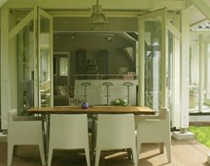 Veranda van vakantiehuis Oosterkooi in Hoorn, Terschelling met stijlvolle eethoek.