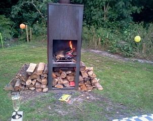 Buitenhaard in de tuin van vakantiehuis Oosterkooi in Hoorn, Terschelling voor gezellige avonden.