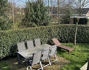 Gezellig terras bij De Hoek vakantiehuis in Hoorn, Terschelling, omgeven door groen.