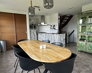 Stijlvolle keuken in De Hoek vakantiehuis, Hoorn, Terschelling, met moderne voorzieningen.