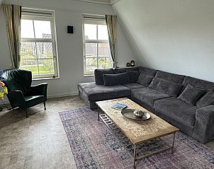 Comfortabele woonkamer in De Hoek vakantiehuis, Hoorn, Terschelling, met ruime zithoek.