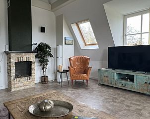 Sfeervolle open haard in de woonkamer van De Hoek vakantiehuis, Hoorn, Terschelling.