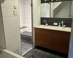 Moderne badkamer met dubbele wastafel in De Hoek vakantiehuis, Hoorn, Terschelling.