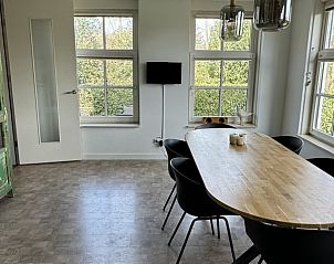 Eetkamer met veel lichtinval in De Hoek vakantiehuis, Hoorn, Terschelling.