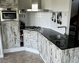 Rustieke keuken met houten accenten in De Hoek vakantiehuis, Hoorn, Terschelling.