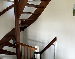 Houten trap met veiligheidspoort in De Hoek vakantiehuis, Hoorn, Terschelling.