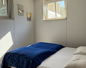 Lichte slaapkamer met uitzicht in De Hoek vakantiehuis, Hoorn, Terschelling.