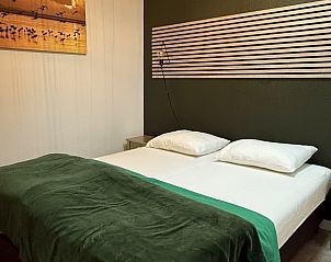 Slaapkamer met groene accenten in De Hoek vakantiehuis, Hoorn, Terschelling.