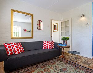 Gezellige woonkamer van Casa Juan Carlos vakantiehuis op de Waddeneilanden met kleurrijke accenten.