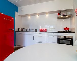 Stijlvolle keuken in Casa Juan Carlos vakantiehuis in Hoorn, Terschelling met moderne apparatuur.