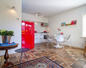 Eetruimte in Casa Juan Carlos vakantiehuis op Terschelling met veel natuurlijk licht.