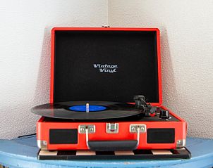 Vintage platenspeler in Casa Juan Carlos vakantiehuis in Hoorn, Terschelling voor muziekgenot.