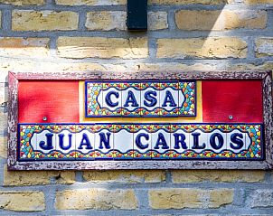 Buitenkant van Casa Juan Carlos vakantiehuis in Hoorn, Terschelling met charmante gevel.