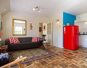 Ruime woonkamer in Casa Juan Carlos vakantiehuis in Hoorn, Terschelling met comfortabel meubilair.