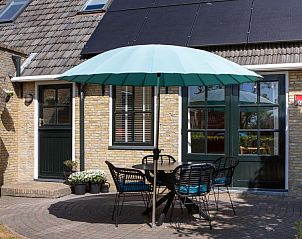 Zonnig terras van Casa Juan Carlos vakantiehuis op Terschelling met comfortabele zitplek.