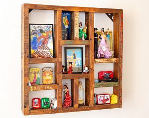 Unieke wanddecoratie in Casa Juan Carlos vakantiehuis in Hoorn, Terschelling met kleurrijke details.