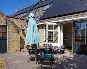 Charmant terras van Casa Juan Carlos vakantiehuis op Terschelling met uitnodigende sfeer.