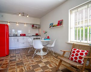 Lichte keuken in Casa Juan Carlos vakantiehuis op Terschelling met moderne voorzieningen.