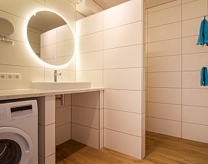 Moderne badkamer met wasmachine in Casa Juan Carlos vakantiehuis op Terschelling.