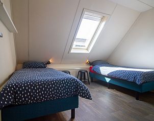 Lichte slaapkamer met dakraam in Casa Juan Carlos vakantiehuis in Hoorn, Terschelling.