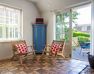 Zonnige woonkamer met toegang tot tuin in Casa Juan Carlos vakantiehuis op Terschelling.