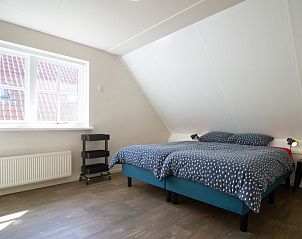 Ruime slaapkamer met comfortabel bed in Casa Juan Carlos vakantiehuis in Hoorn, Terschelling.