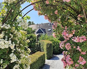 Bloemrijke entree bij Zeeduin appartement in Hoorn, Terschelling.