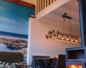 Moderne eetkamer met open haard in Zeeduin vakantiehuis, Terschelling.